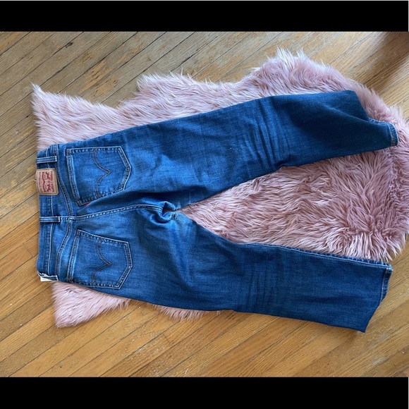 Beautiful straight Levi’s, dark denim. Perfect for work and petite girls!! - Picture 2 of 4